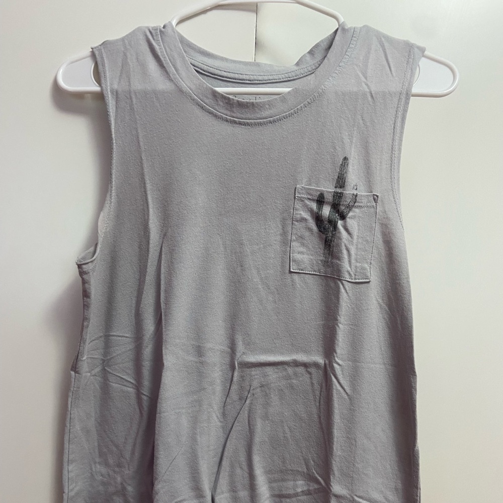 grey muscle tee with small pocket